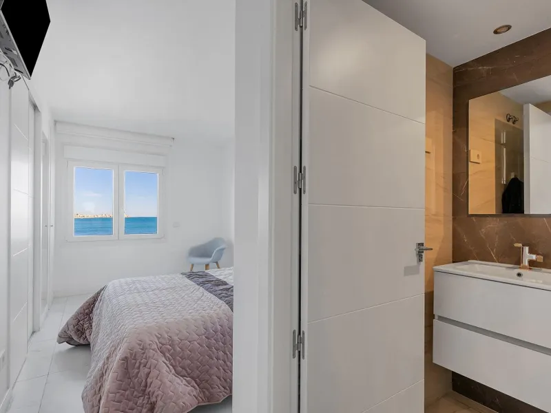 APARTMENT WITH SEA VIEWS AND DOUBLE ORIENTATION IN POSIDONIA WITH GARAGE + STORAGE INCLUDED. 2 BEDROOMS. 2 BATHROOMS.