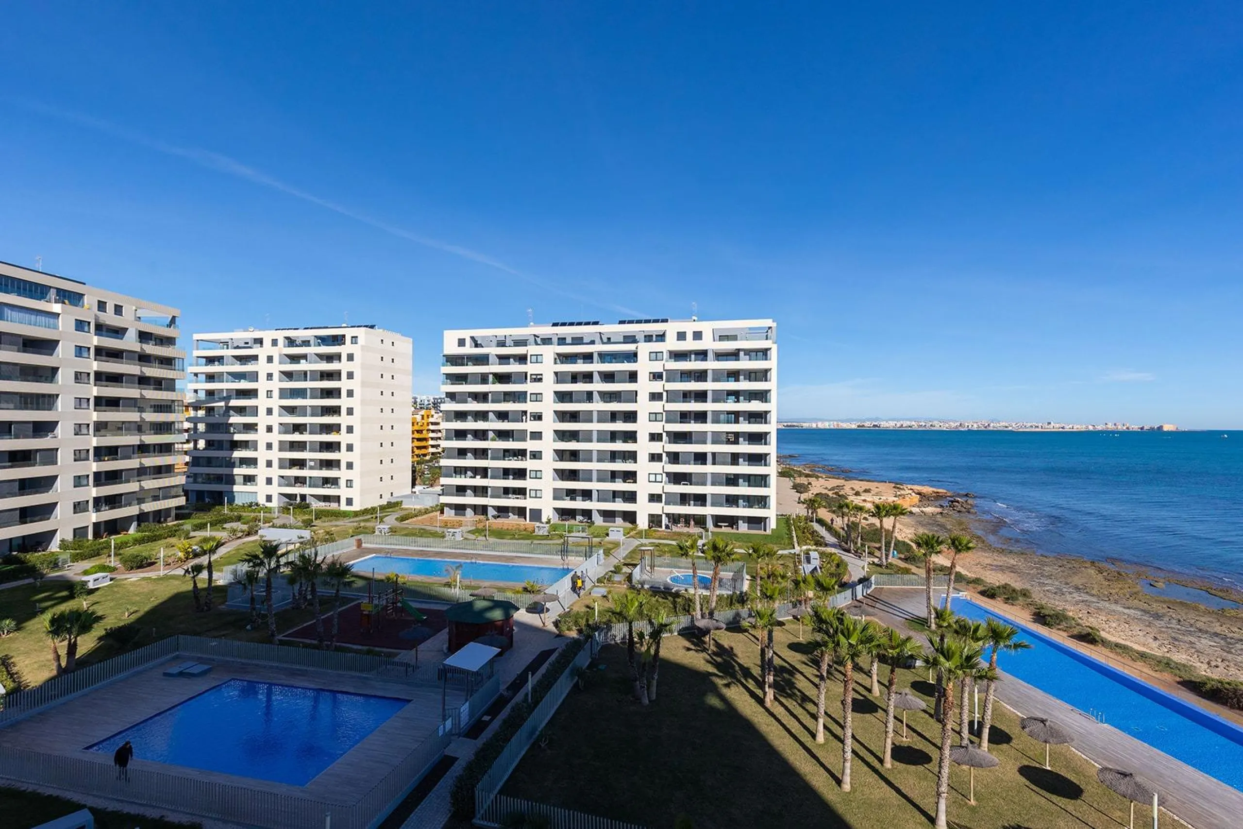 APARTMENT WITH SEA VIEWS AND DOUBLE ORIENTATION IN POSIDONIA WITH GARAGE + STORAGE INCLUDED. 2 BEDROOMS. 2 BATHROOMS.
