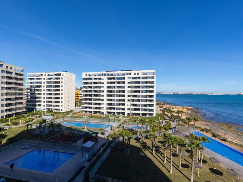 APARTMENT WITH SEA VIEWS AND DOUBLE ORIENTATION IN POSIDONIA WITH GARAGE + STORAGE INCLUDED. 2 BEDROOMS. 2 BATHROOMS.