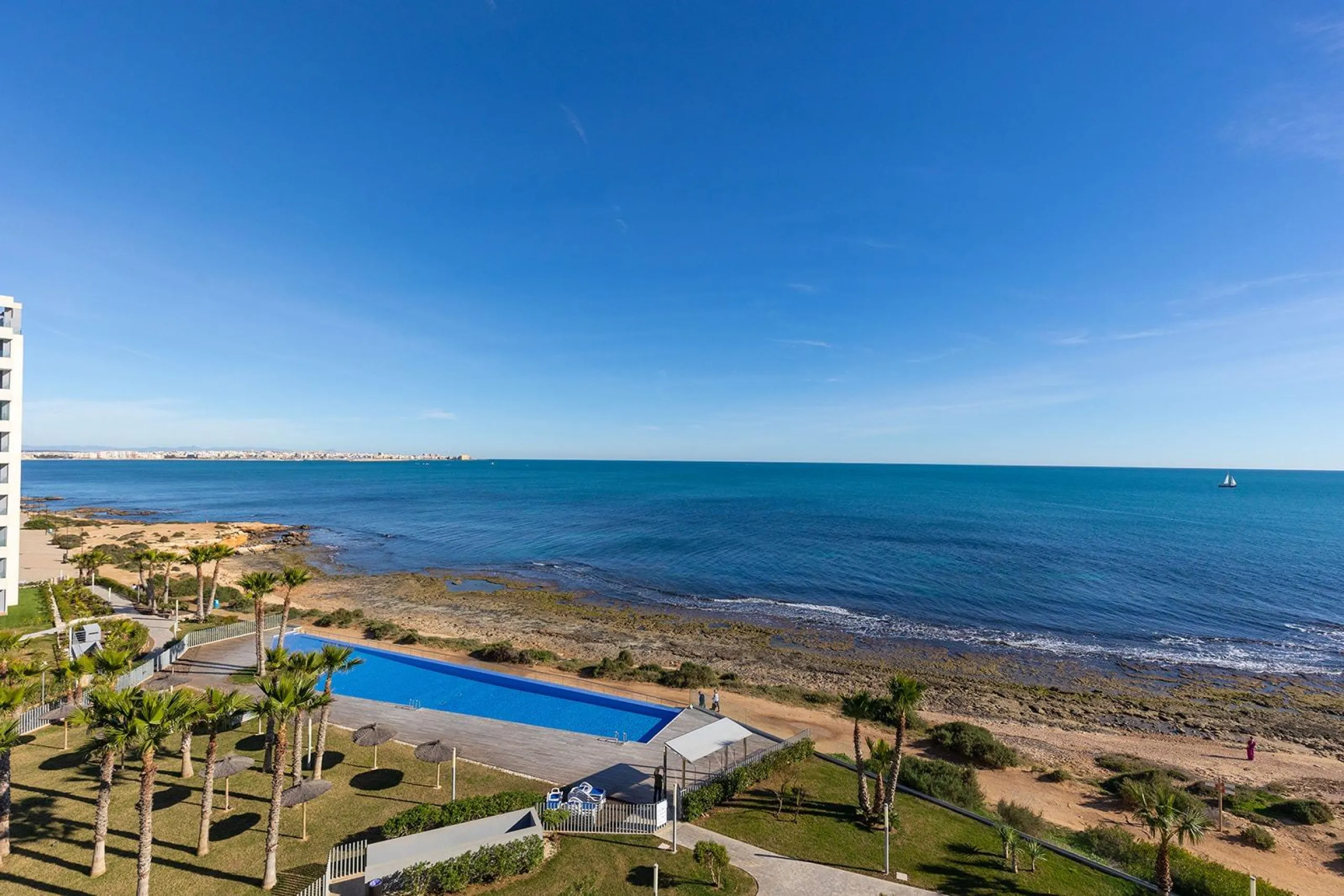 APARTMENT WITH SEA VIEWS AND DOUBLE ORIENTATION IN POSIDONIA WITH GARAGE + STORAGE INCLUDED. 2 BEDROOMS. 2 BATHROOMS.