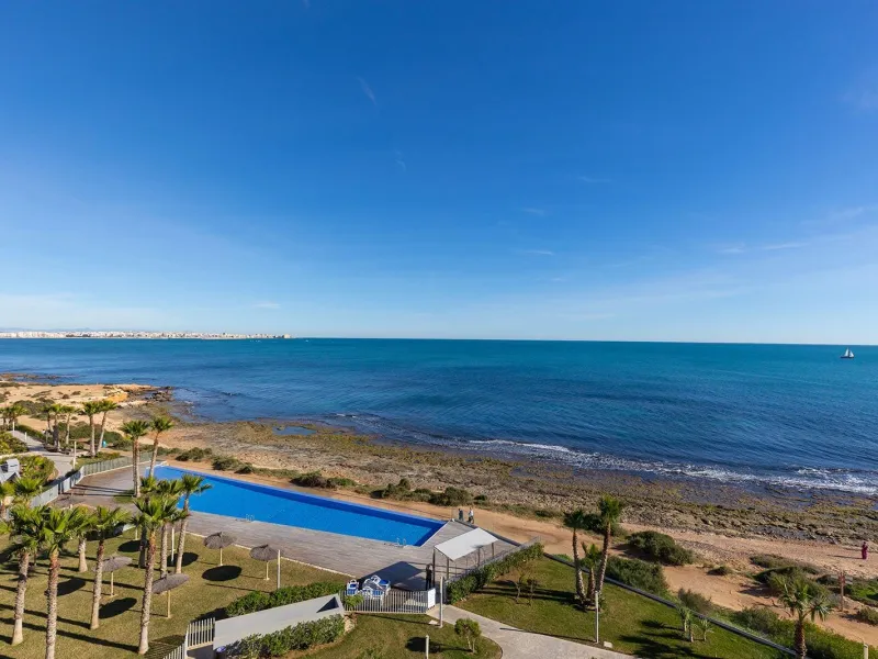APARTMENT WITH SEA VIEWS AND DOUBLE ORIENTATION IN POSIDONIA WITH GARAGE + STORAGE INCLUDED. 2 BEDROOMS. 2 BATHROOMS.