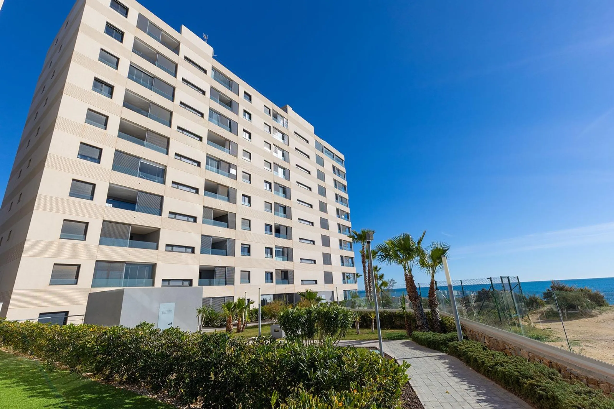 APARTMENT WITH SEA VIEWS AND DOUBLE ORIENTATION IN POSIDONIA WITH GARAGE + STORAGE INCLUDED. 2 BEDROOMS. 2 BATHROOMS.