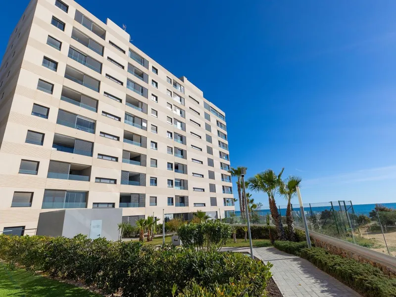 APARTMENT WITH SEA VIEWS AND DOUBLE ORIENTATION IN POSIDONIA WITH GARAGE + STORAGE INCLUDED. 2 BEDROOMS. 2 BATHROOMS.