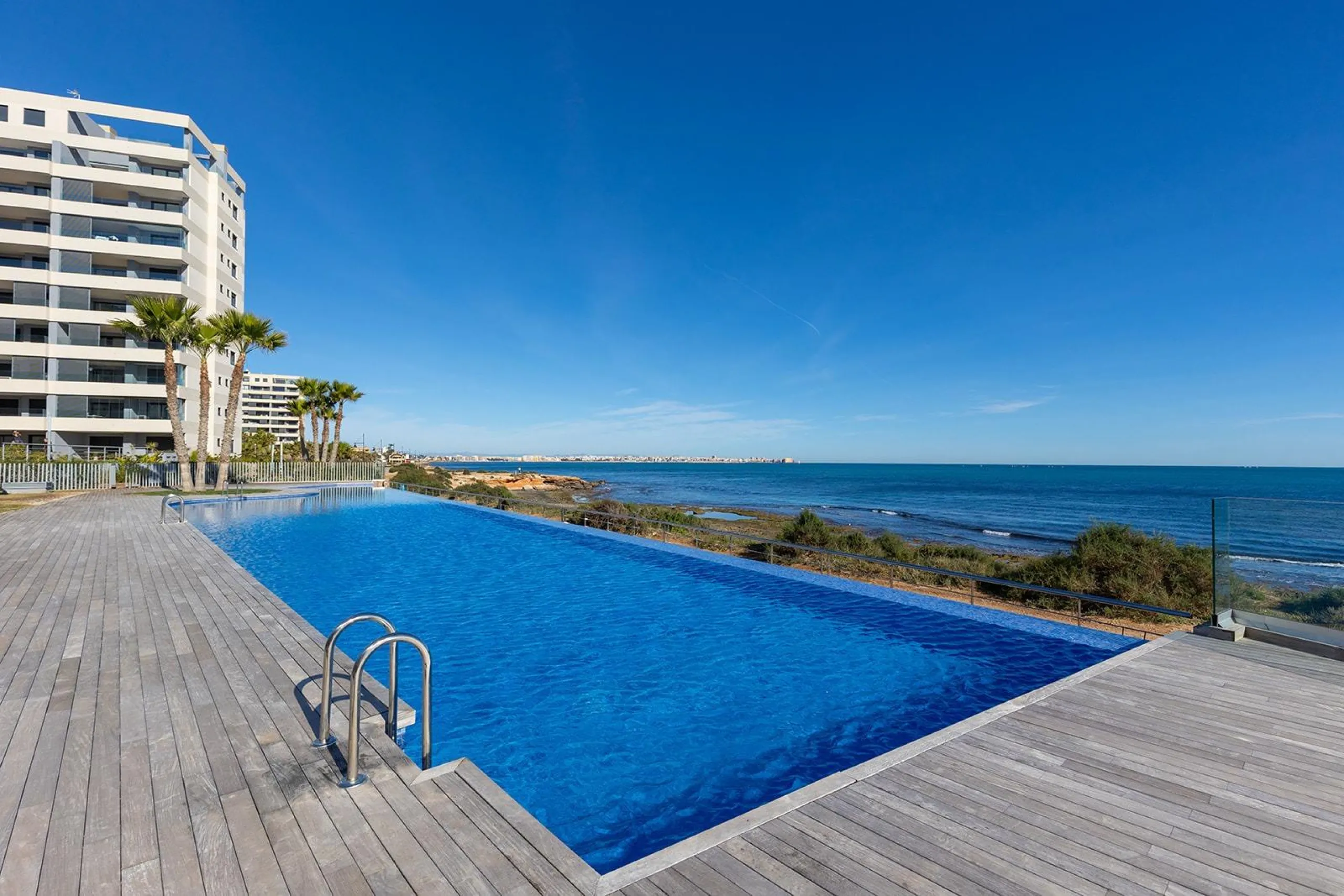 APARTMENT WITH SEA VIEWS AND DOUBLE ORIENTATION IN POSIDONIA WITH GARAGE + STORAGE INCLUDED. 2 BEDROOMS. 2 BATHROOMS.