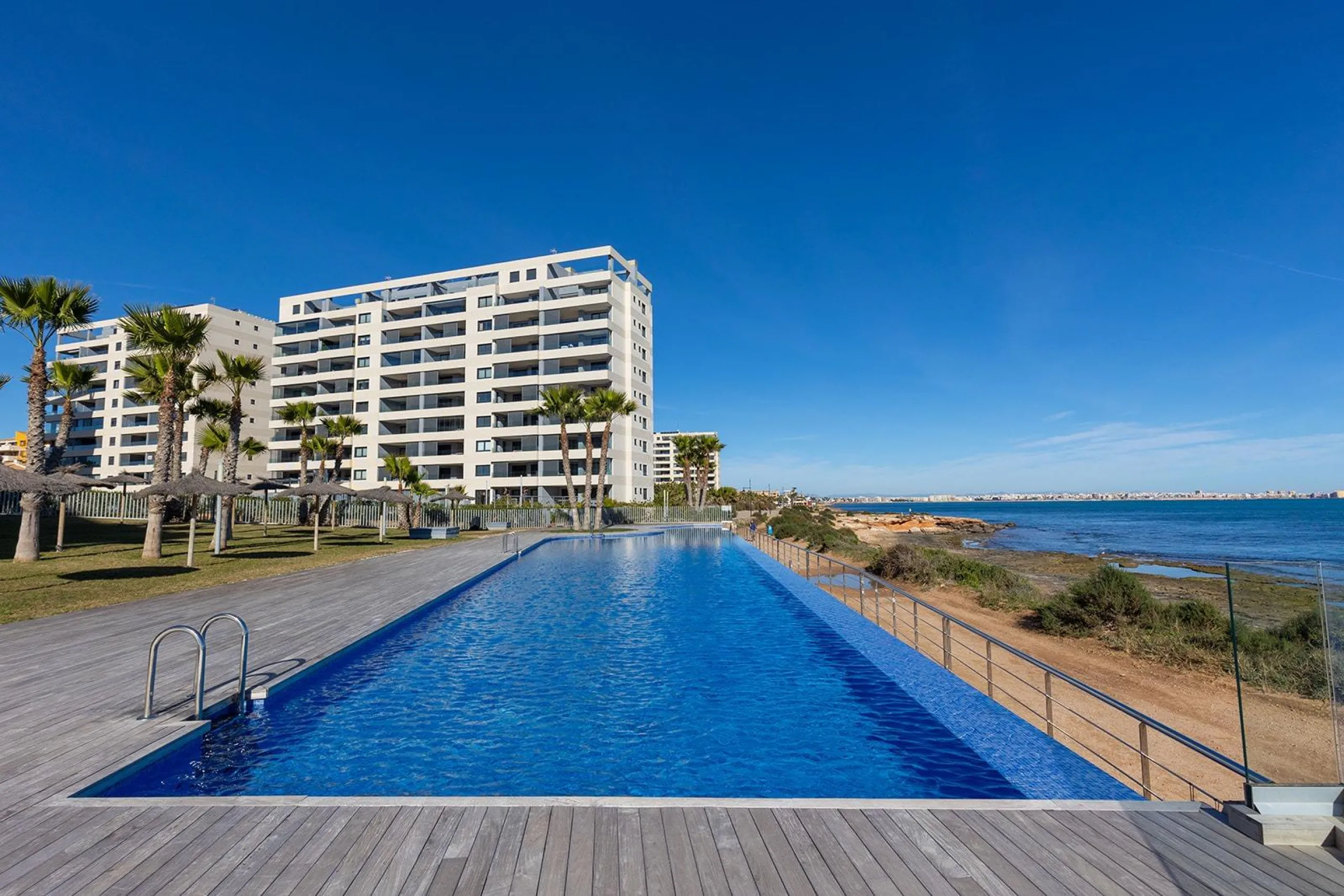 APARTMENT WITH SEA VIEWS AND DOUBLE ORIENTATION IN POSIDONIA WITH GARAGE + STORAGE INCLUDED. 2 BEDROOMS. 2 BATHROOMS.