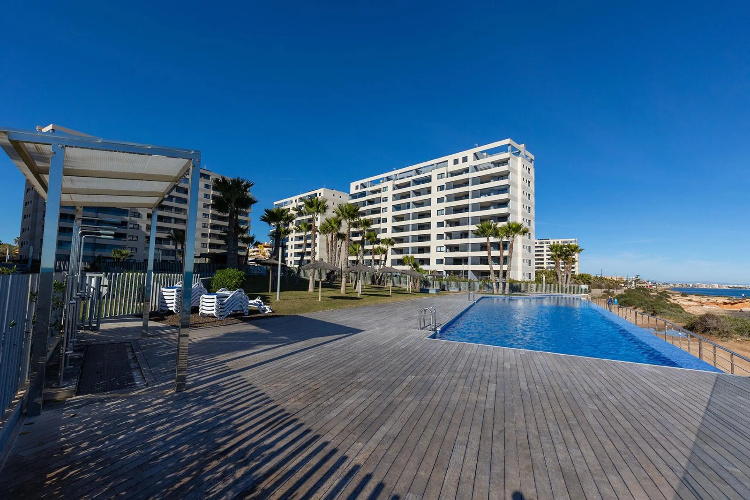APARTMENT WITH SEA VIEWS AND DOUBLE ORIENTATION IN POSIDONIA WITH GARAGE + STORAGE INCLUDED. 2 BEDROOMS. 2 BATHROOMS.