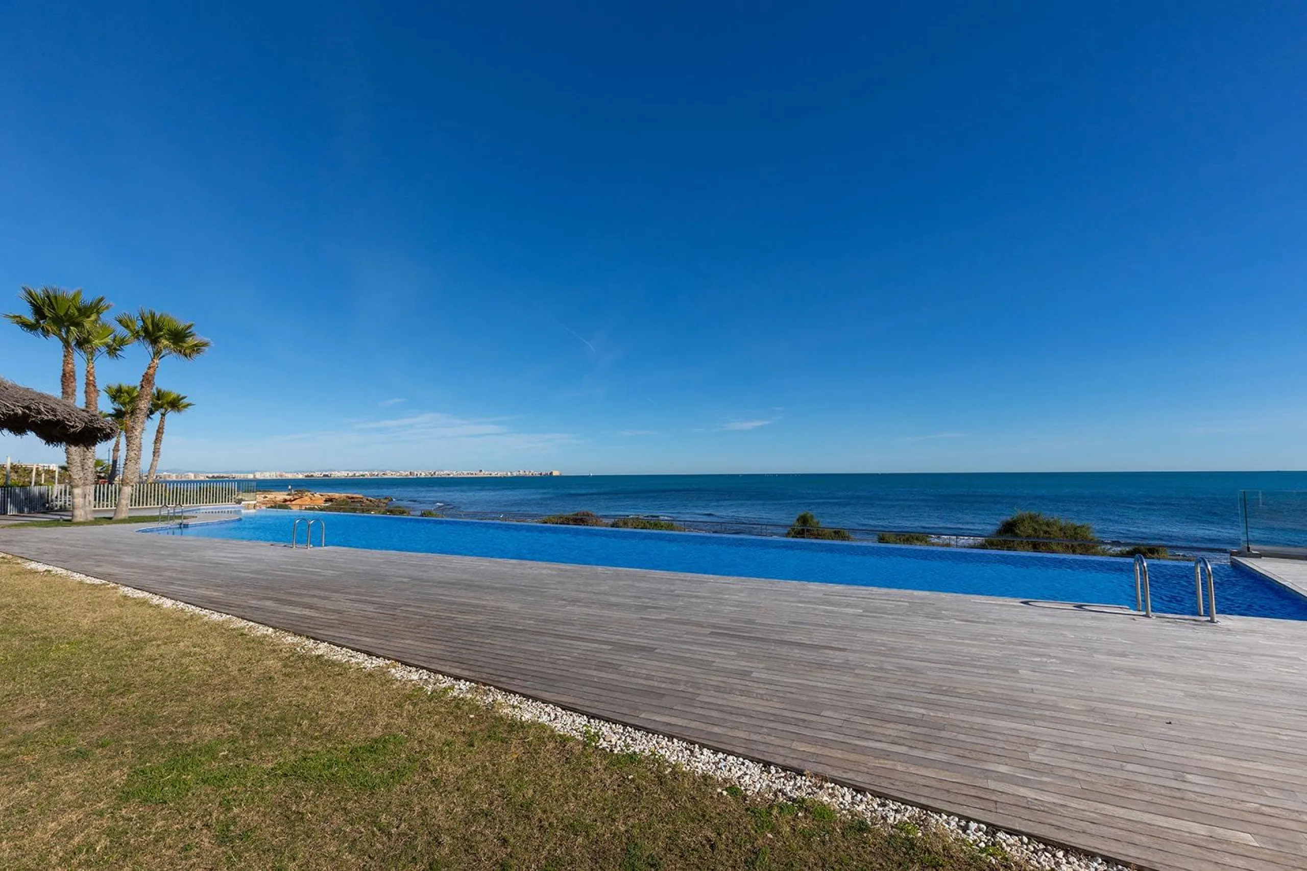 APARTMENT WITH SEA VIEWS AND DOUBLE ORIENTATION IN POSIDONIA WITH GARAGE + STORAGE INCLUDED. 2 BEDROOMS. 2 BATHROOMS.