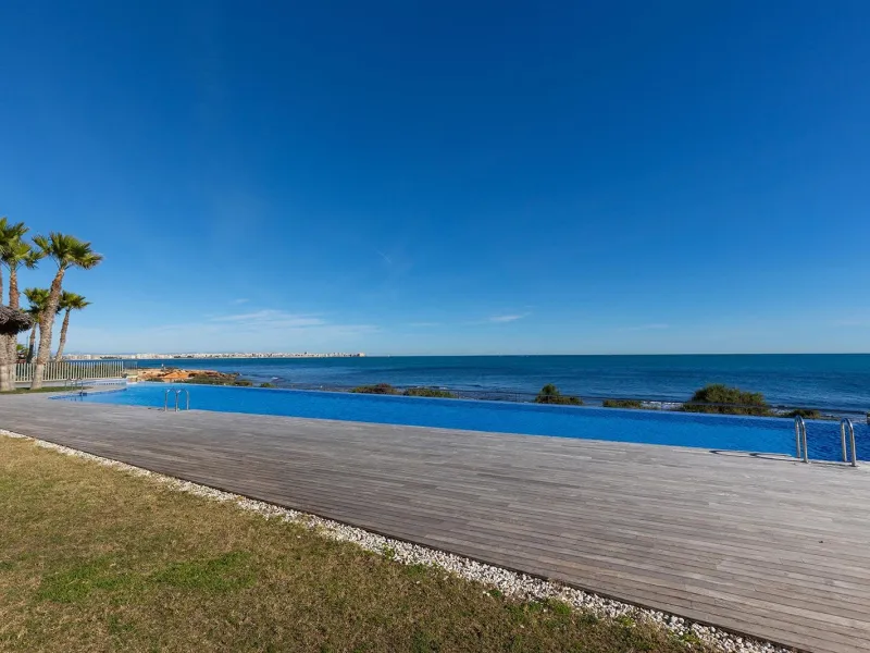 APARTMENT WITH SEA VIEWS AND DOUBLE ORIENTATION IN POSIDONIA WITH GARAGE + STORAGE INCLUDED. 2 BEDROOMS. 2 BATHROOMS.