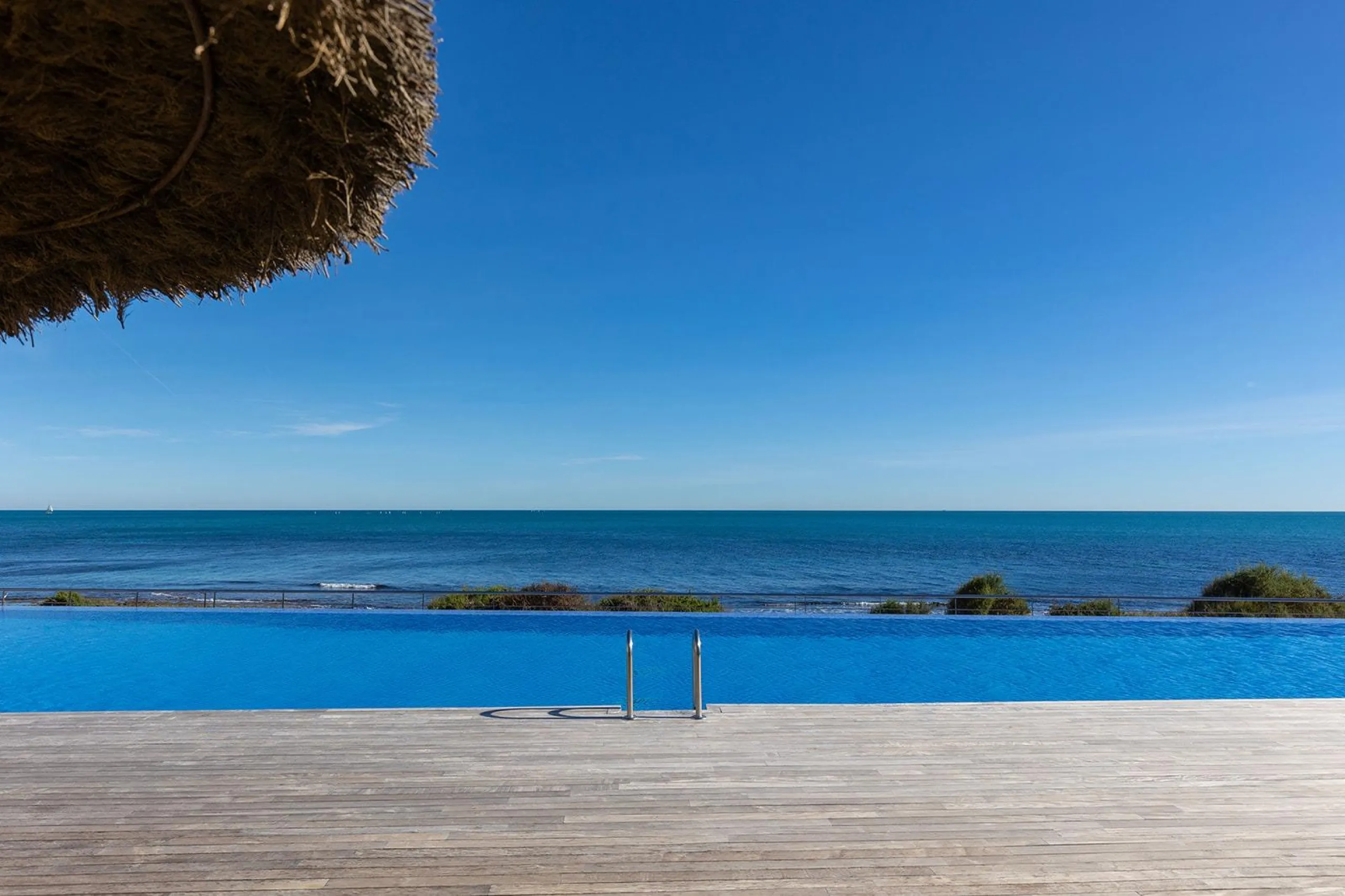 APARTMENT WITH SEA VIEWS AND DOUBLE ORIENTATION IN POSIDONIA WITH GARAGE + STORAGE INCLUDED. 2 BEDROOMS. 2 BATHROOMS.