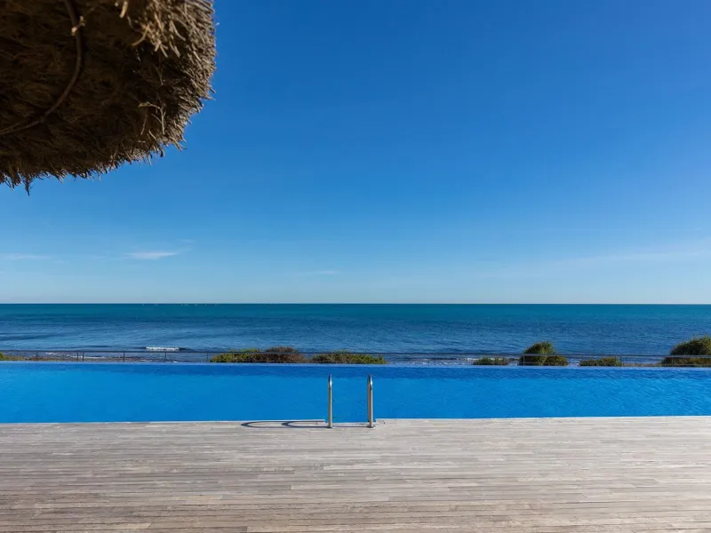 APARTMENT WITH SEA VIEWS AND DOUBLE ORIENTATION IN POSIDONIA WITH GARAGE + STORAGE INCLUDED. 2 BEDROOMS. 2 BATHROOMS.