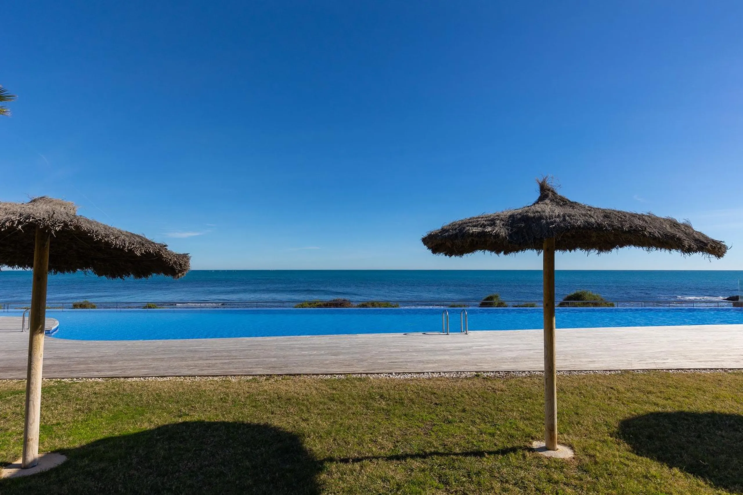 APARTMENT WITH SEA VIEWS AND DOUBLE ORIENTATION IN POSIDONIA WITH GARAGE + STORAGE INCLUDED. 2 BEDROOMS. 2 BATHROOMS.