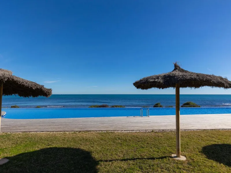 APARTMENT WITH SEA VIEWS AND DOUBLE ORIENTATION IN POSIDONIA WITH GARAGE + STORAGE INCLUDED. 2 BEDROOMS. 2 BATHROOMS.