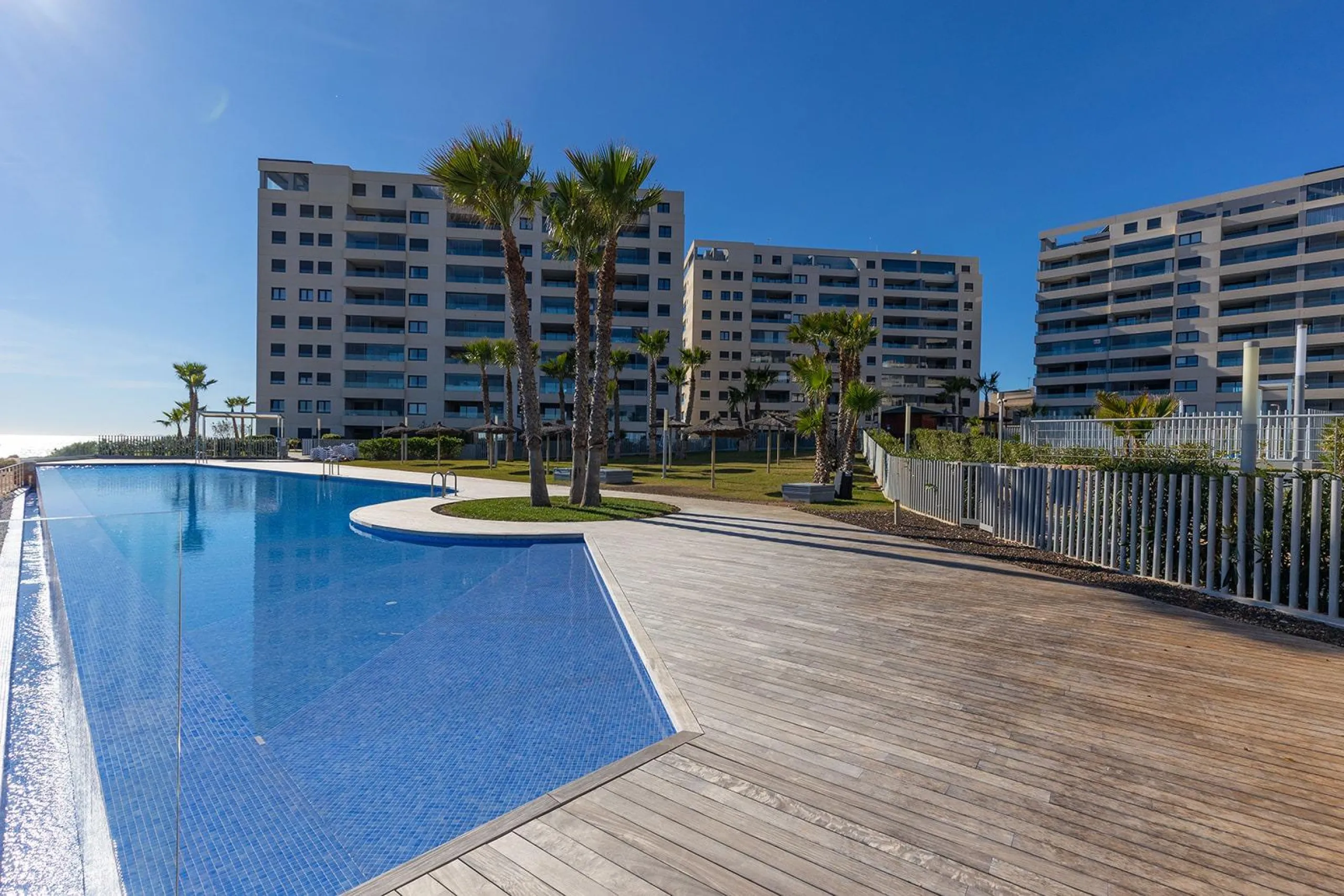 APARTMENT WITH SEA VIEWS AND DOUBLE ORIENTATION IN POSIDONIA WITH GARAGE + STORAGE INCLUDED. 2 BEDROOMS. 2 BATHROOMS.