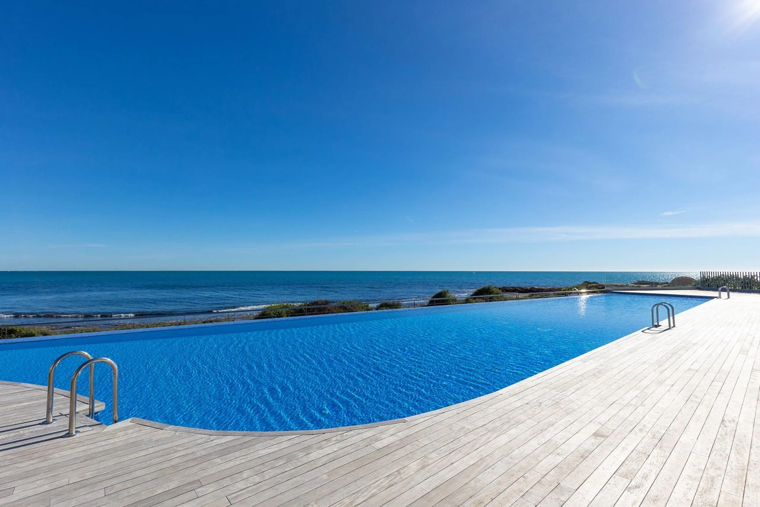 APARTMENT WITH SEA VIEWS AND DOUBLE ORIENTATION IN POSIDONIA WITH GARAGE + STORAGE INCLUDED. 2 BEDROOMS. 2 BATHROOMS.