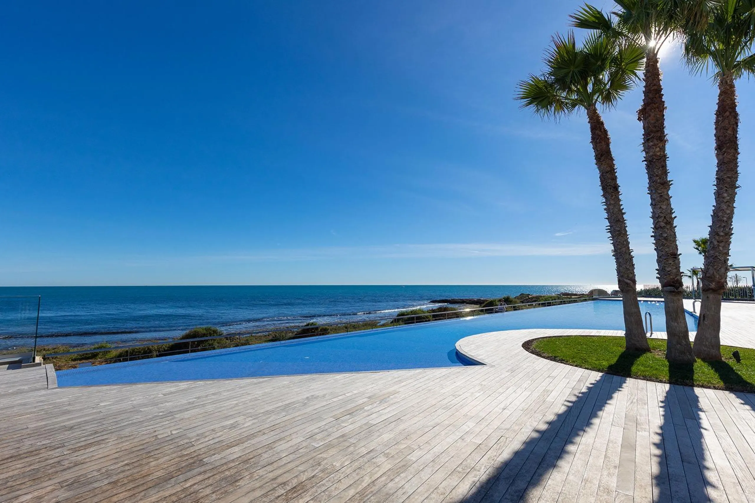 APARTMENT WITH SEA VIEWS AND DOUBLE ORIENTATION IN POSIDONIA WITH GARAGE + STORAGE INCLUDED. 2 BEDROOMS. 2 BATHROOMS.