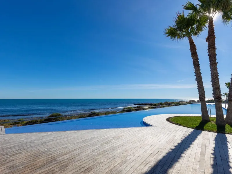 APARTMENT WITH SEA VIEWS AND DOUBLE ORIENTATION IN POSIDONIA WITH GARAGE + STORAGE INCLUDED. 2 BEDROOMS. 2 BATHROOMS.