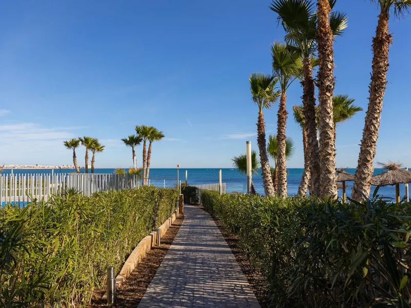 APARTMENT WITH SEA VIEWS AND DOUBLE ORIENTATION IN POSIDONIA WITH GARAGE + STORAGE INCLUDED. 2 BEDROOMS. 2 BATHROOMS.