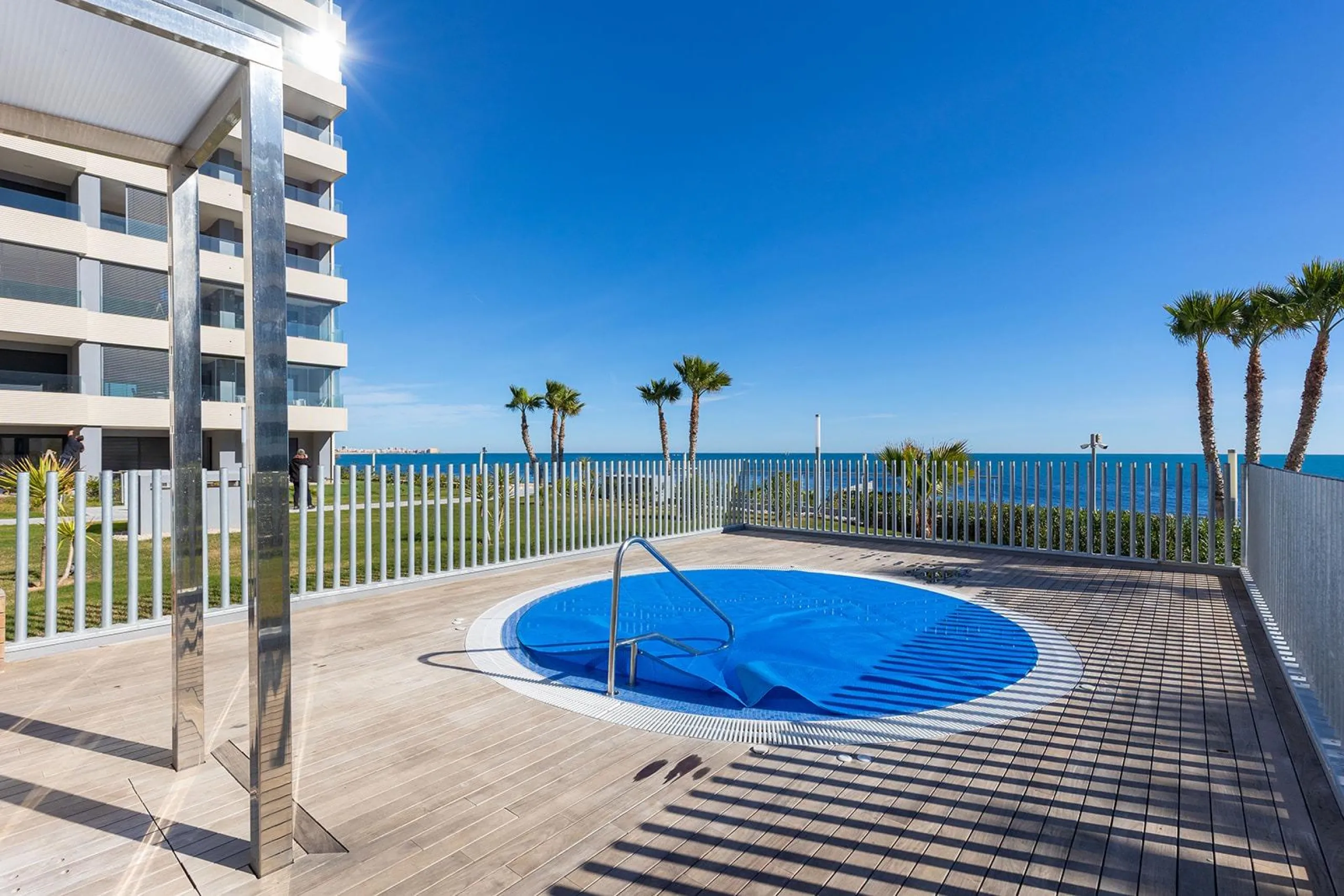 APARTMENT WITH SEA VIEWS AND DOUBLE ORIENTATION IN POSIDONIA WITH GARAGE + STORAGE INCLUDED. 2 BEDROOMS. 2 BATHROOMS.
