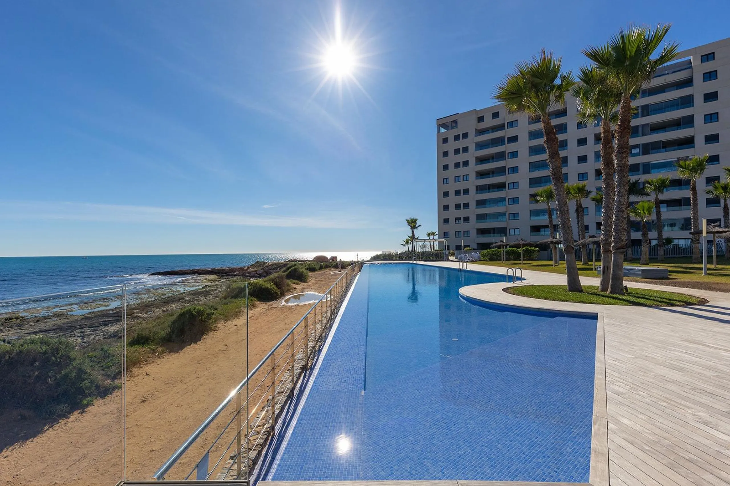 APARTMENT WITH SEA VIEWS AND DOUBLE ORIENTATION IN POSIDONIA WITH GARAGE + STORAGE INCLUDED. 2 BEDROOMS. 2 BATHROOMS.