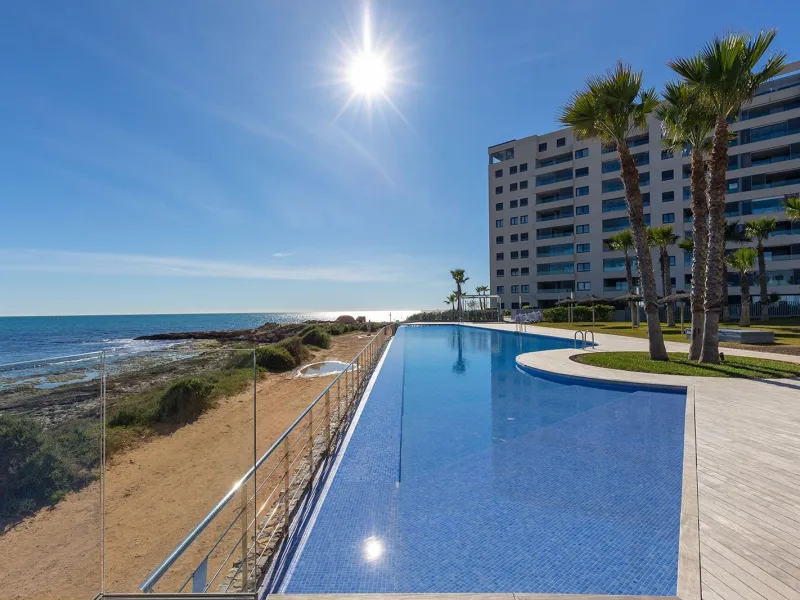 APARTMENT WITH SEA VIEWS AND DOUBLE ORIENTATION IN POSIDONIA WITH GARAGE + STORAGE INCLUDED. 2 BEDROOMS. 2 BATHROOMS.