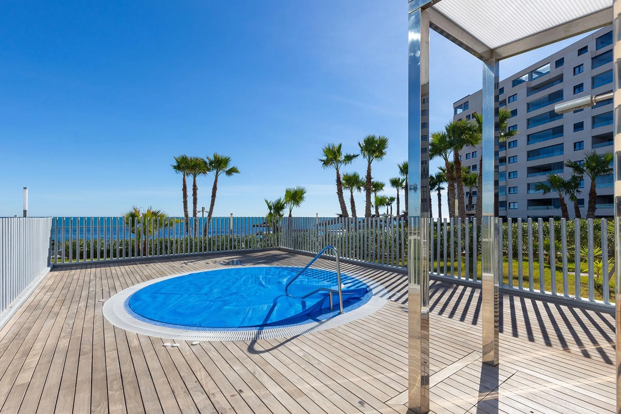 APARTMENT WITH SEA VIEWS AND DOUBLE ORIENTATION IN POSIDONIA WITH GARAGE + STORAGE INCLUDED. 2 BEDROOMS. 2 BATHROOMS.
