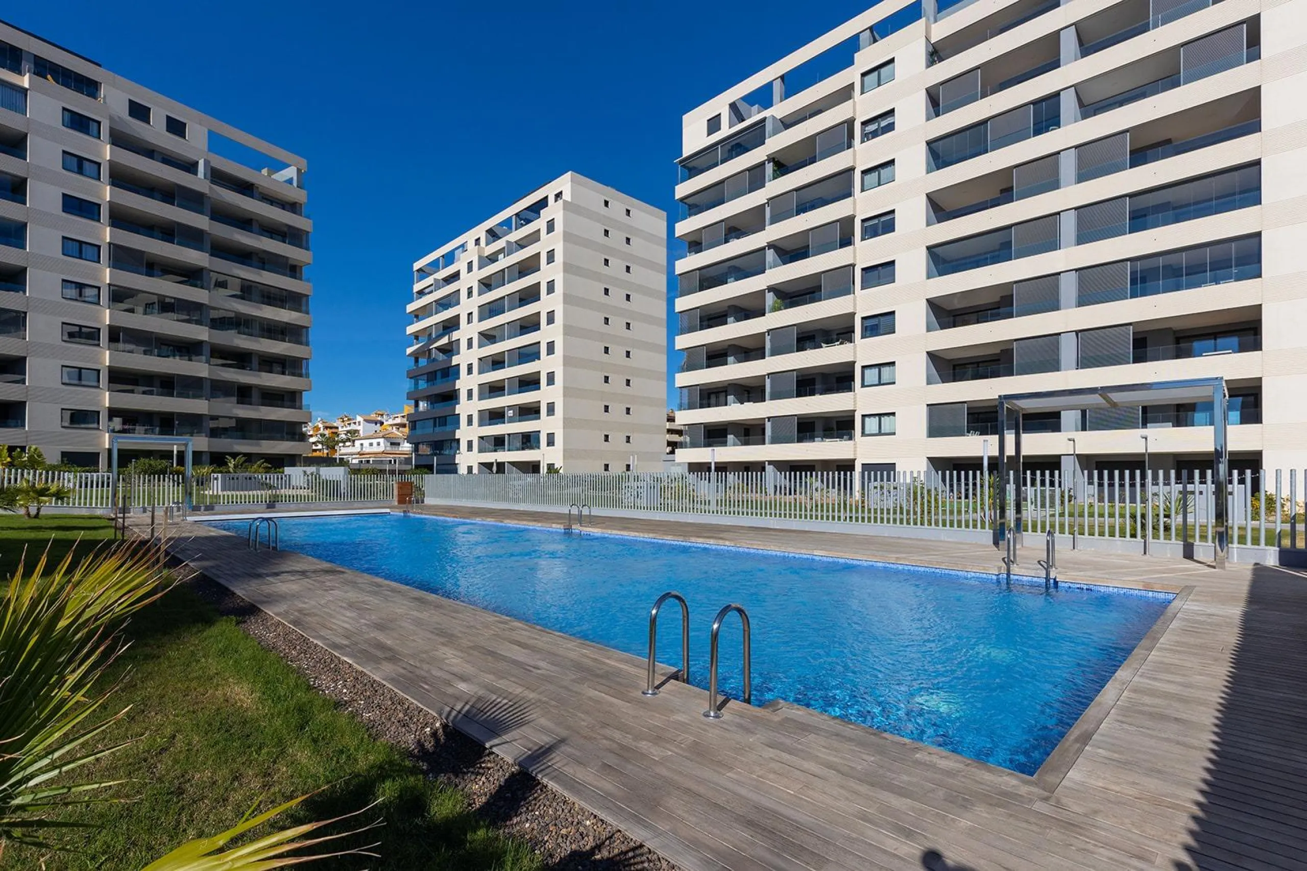 APARTMENT WITH SEA VIEWS AND DOUBLE ORIENTATION IN POSIDONIA WITH GARAGE + STORAGE INCLUDED. 2 BEDROOMS. 2 BATHROOMS.