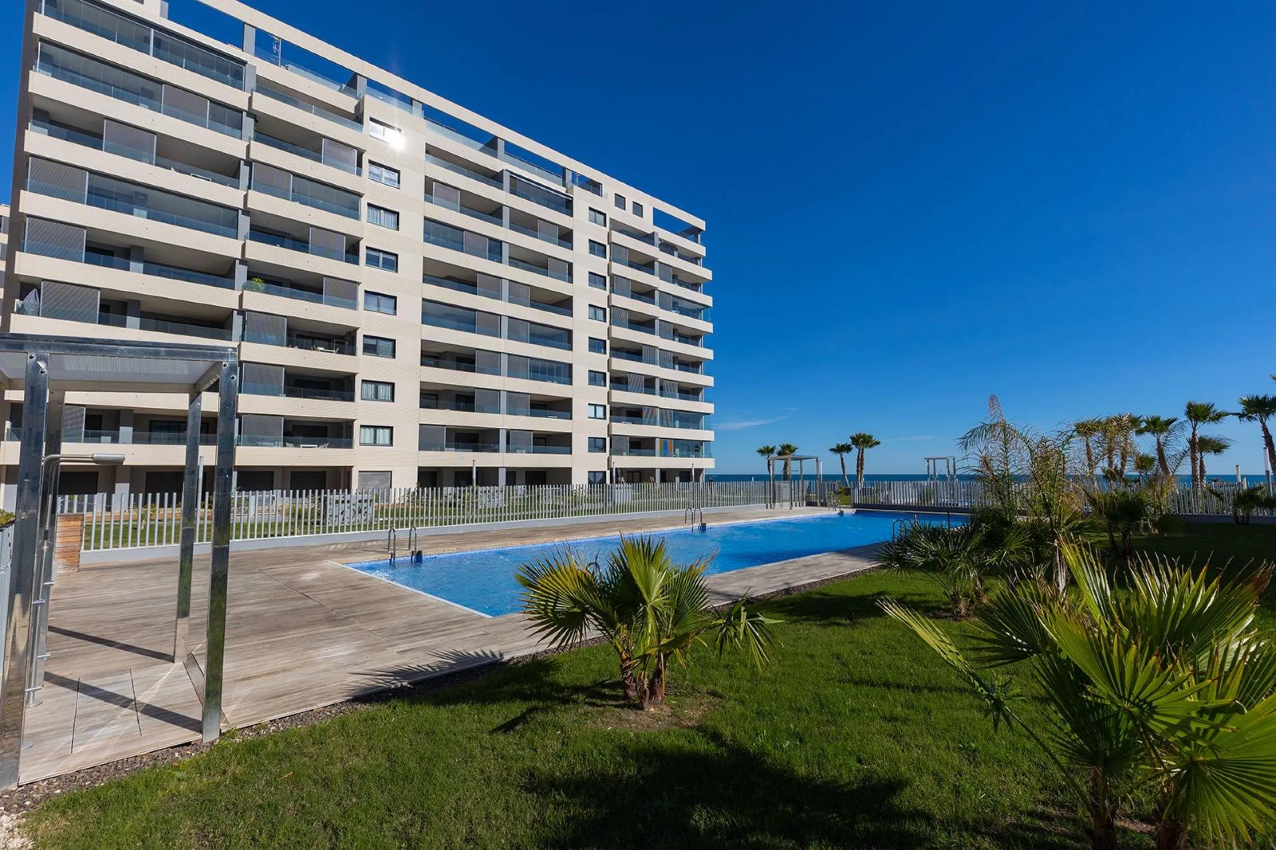 APARTMENT WITH SEA VIEWS AND DOUBLE ORIENTATION IN POSIDONIA WITH GARAGE + STORAGE INCLUDED. 2 BEDROOMS. 2 BATHROOMS.