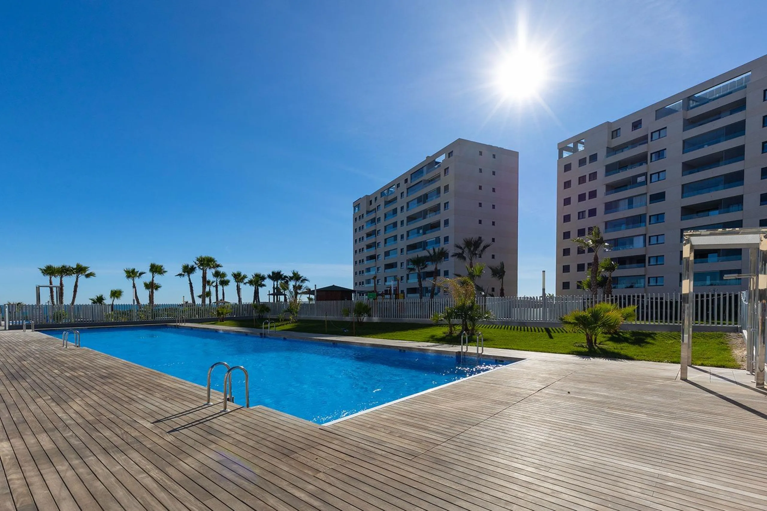 APARTMENT WITH SEA VIEWS AND DOUBLE ORIENTATION IN POSIDONIA WITH GARAGE + STORAGE INCLUDED. 2 BEDROOMS. 2 BATHROOMS.