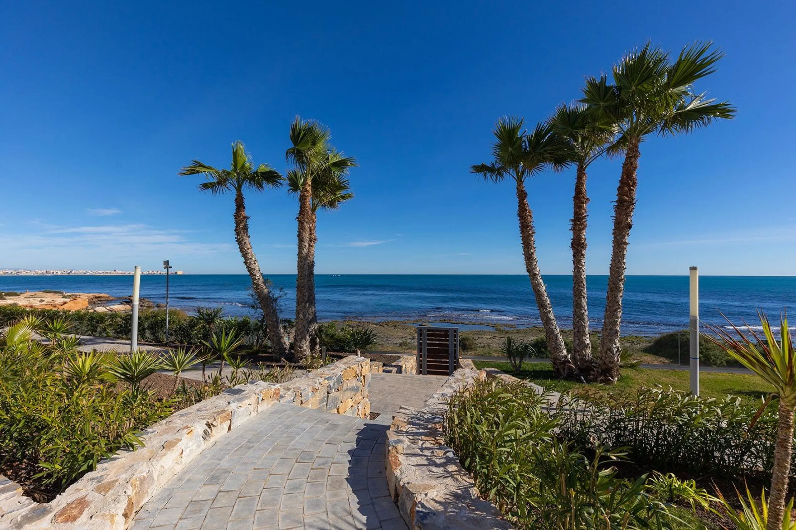 APARTMENT WITH SEA VIEWS AND DOUBLE ORIENTATION IN POSIDONIA WITH GARAGE + STORAGE INCLUDED. 2 BEDROOMS. 2 BATHROOMS.