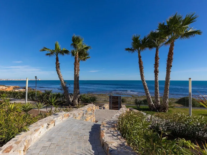 APARTMENT WITH SEA VIEWS AND DOUBLE ORIENTATION IN POSIDONIA WITH GARAGE + STORAGE INCLUDED. 2 BEDROOMS. 2 BATHROOMS.