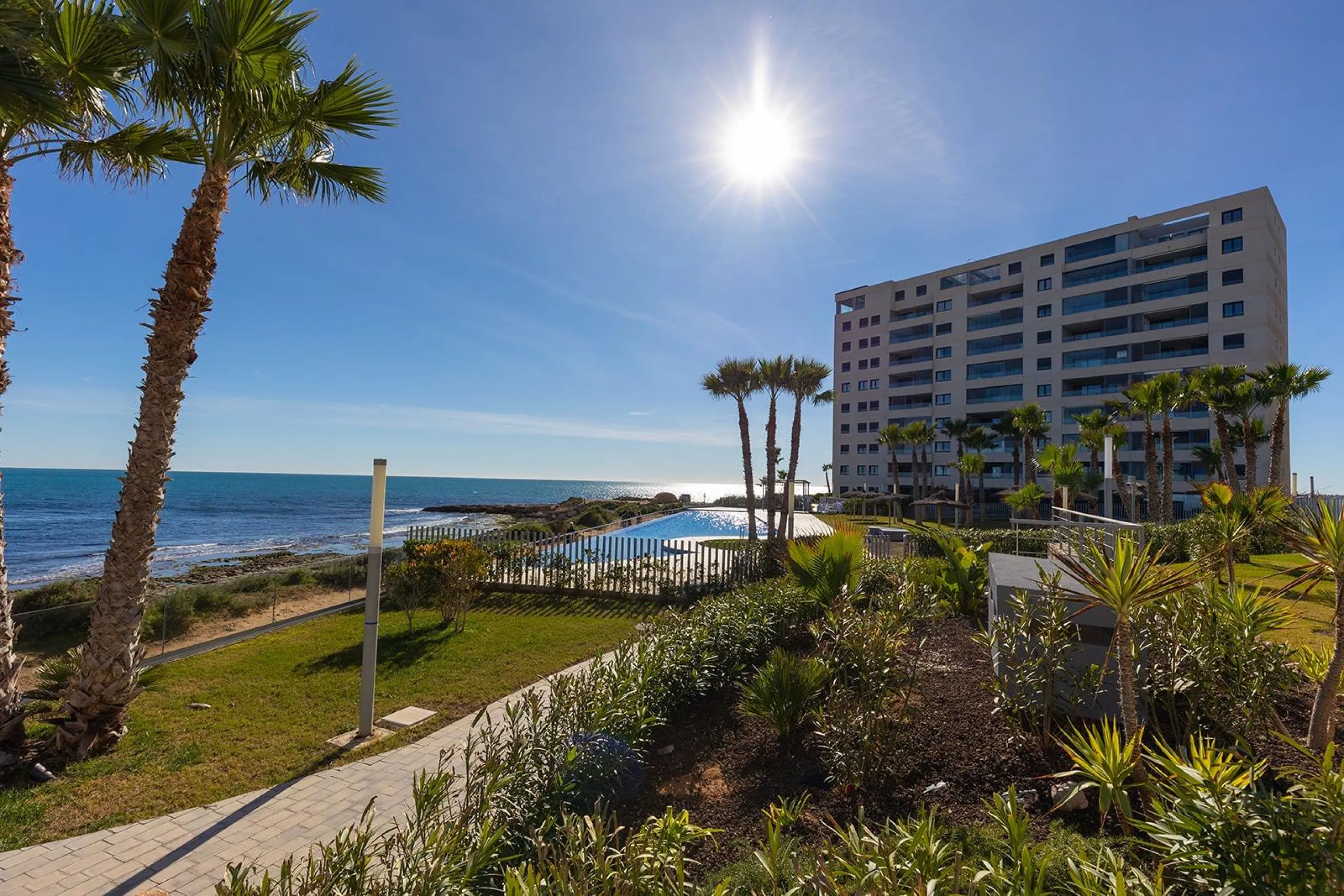 APARTMENT WITH SEA VIEWS AND DOUBLE ORIENTATION IN POSIDONIA WITH GARAGE + STORAGE INCLUDED. 2 BEDROOMS. 2 BATHROOMS.