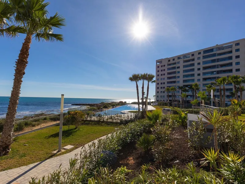 APARTMENT WITH SEA VIEWS AND DOUBLE ORIENTATION IN POSIDONIA WITH GARAGE + STORAGE INCLUDED. 2 BEDROOMS. 2 BATHROOMS.
