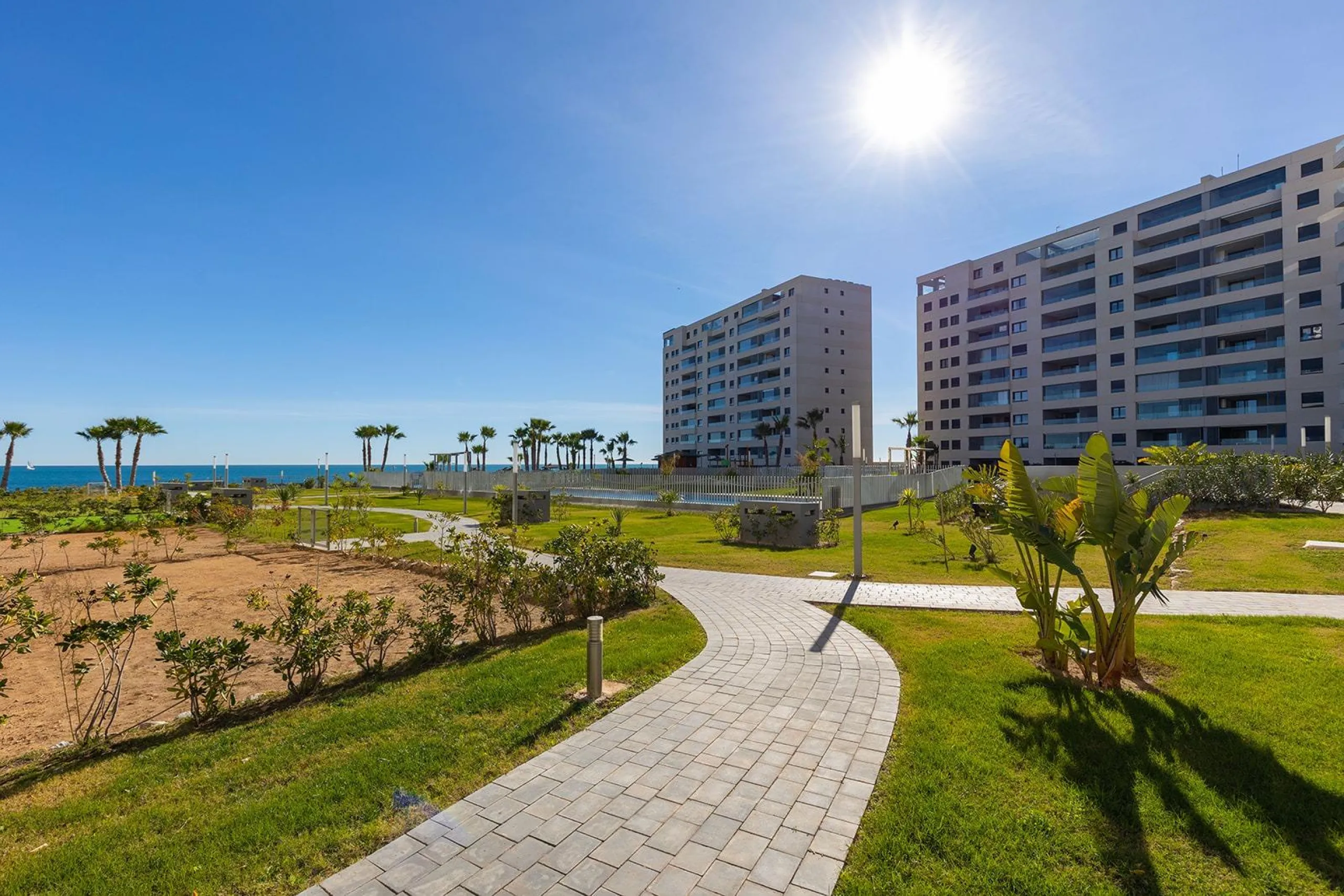 APARTMENT WITH SEA VIEWS AND DOUBLE ORIENTATION IN POSIDONIA WITH GARAGE + STORAGE INCLUDED. 2 BEDROOMS. 2 BATHROOMS.