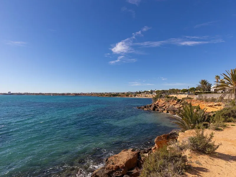 APARTMENT WITH SEA VIEWS AND DOUBLE ORIENTATION IN POSIDONIA WITH GARAGE + STORAGE INCLUDED. 2 BEDROOMS. 2 BATHROOMS.