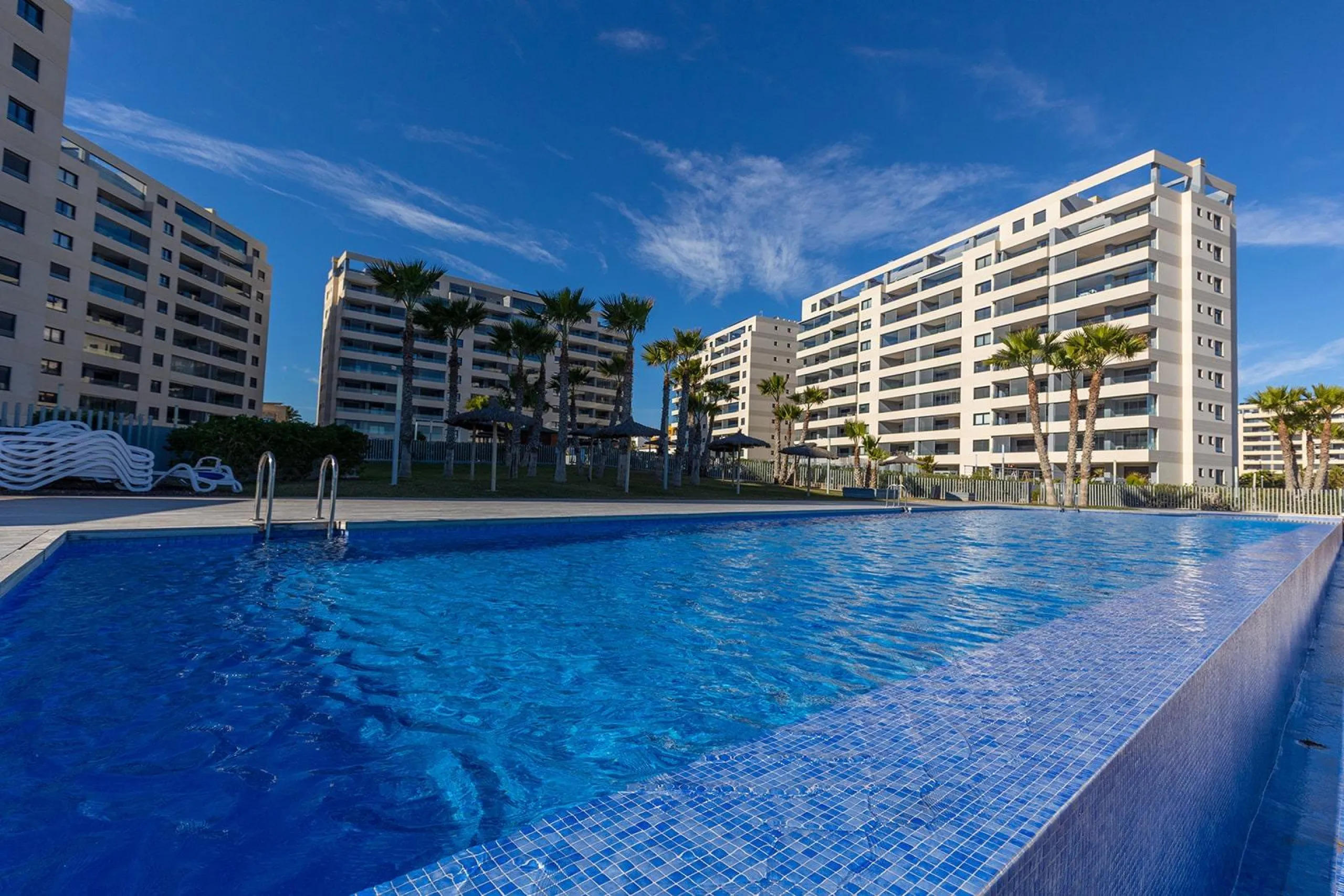 APARTMENT WITH SEA VIEWS AND DOUBLE ORIENTATION IN POSIDONIA WITH GARAGE + STORAGE INCLUDED. 2 BEDROOMS. 2 BATHROOMS.