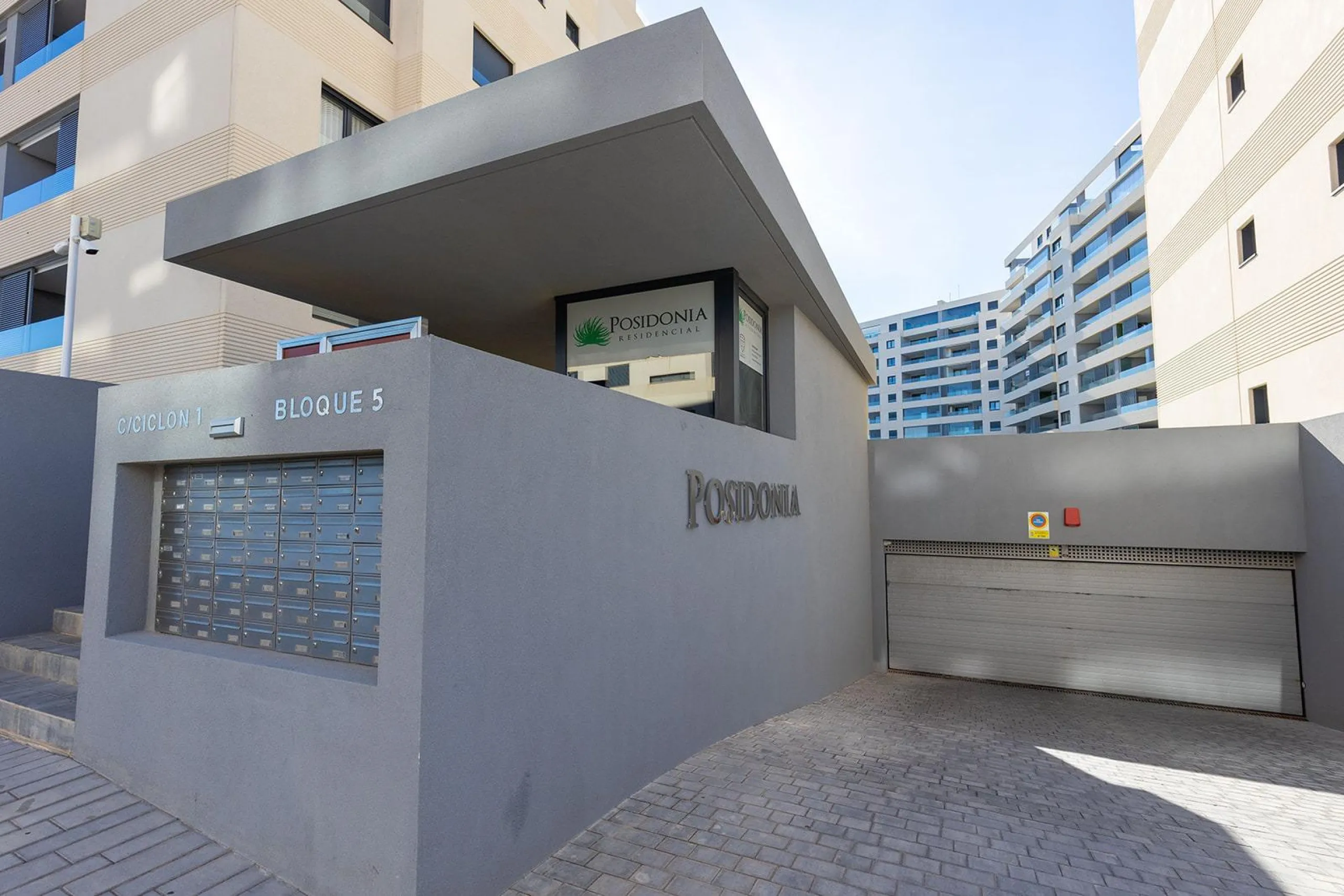 APARTMENT WITH SEA VIEWS AND DOUBLE ORIENTATION IN POSIDONIA WITH GARAGE + STORAGE INCLUDED. 2 BEDROOMS. 2 BATHROOMS.