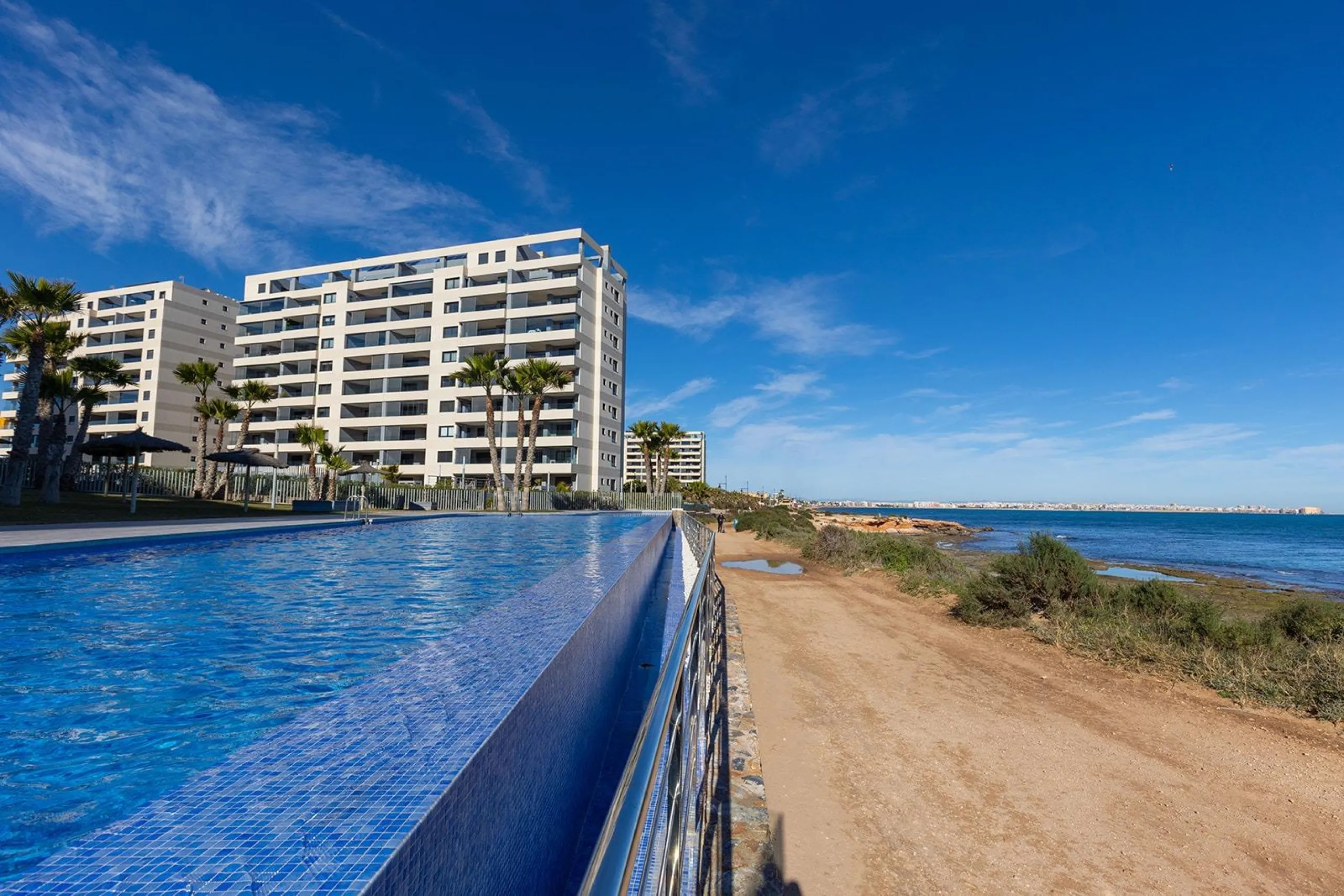 APARTMENT WITH SEA VIEWS AND DOUBLE ORIENTATION IN POSIDONIA WITH GARAGE + STORAGE INCLUDED. 2 BEDROOMS. 2 BATHROOMS.