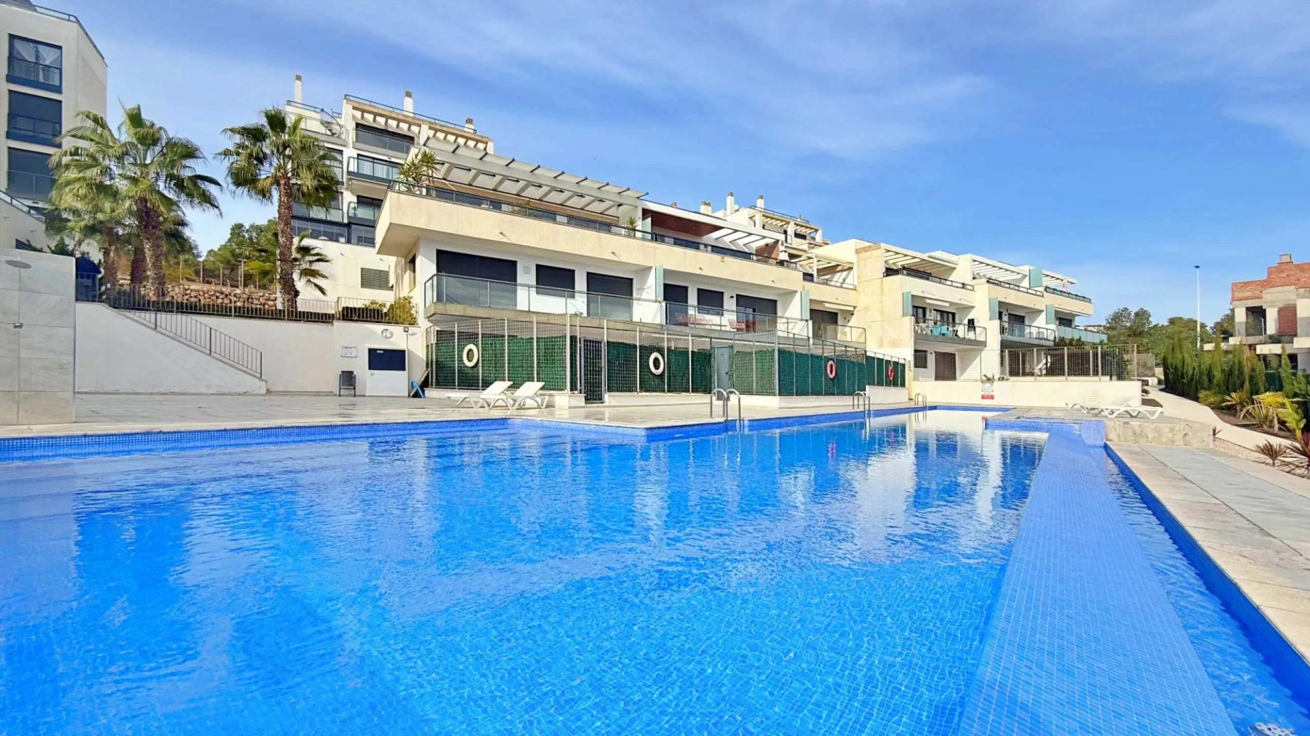 ÁTICO EN 'LOMAS DE CAMPOAMOR' CON SOLARIUM PRIVADO CON VISTAS AL MAR. GARAJE INCLUIDO, 2 DORMITORIOS Y 2 BAÑOS