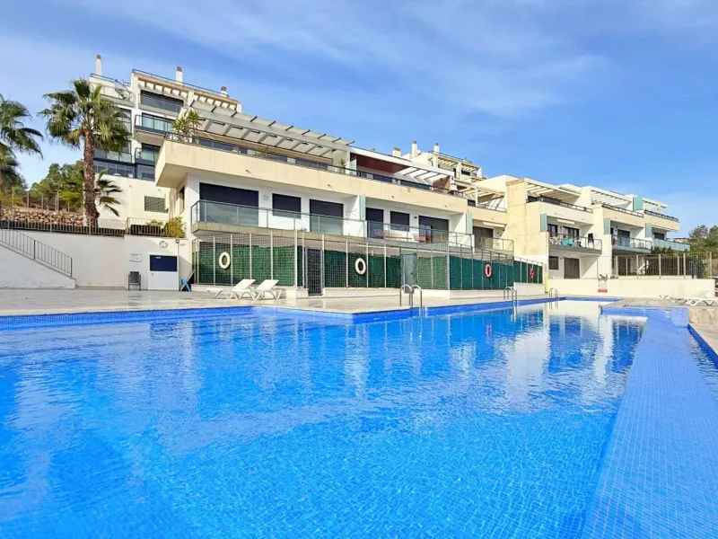 ÁTICO EN 'LOMAS DE CAMPOAMOR' CON SOLARIUM PRIVADO CON VISTAS AL MAR. GARAJE INCLUIDO, 2 DORMITORIOS Y 2 BAÑOS