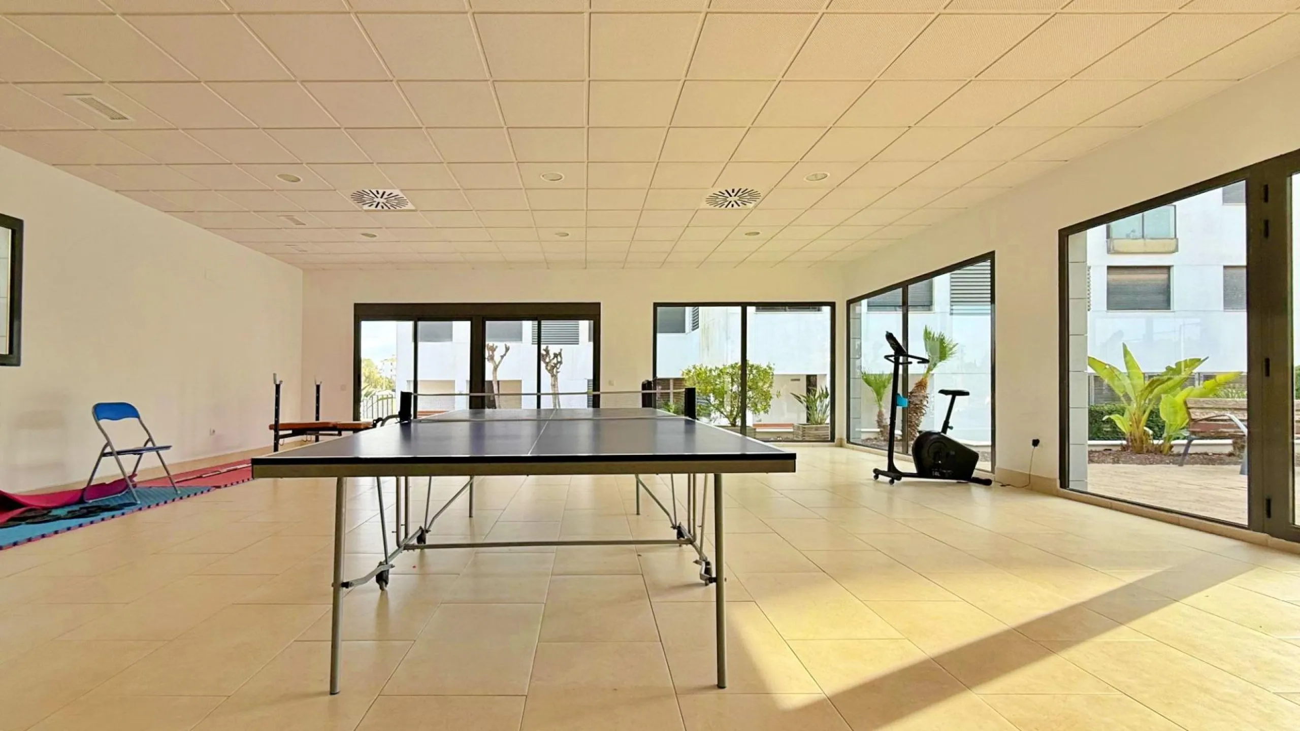 ÁTICO EN 'LOMAS DE CAMPOAMOR' CON SOLARIUM PRIVADO CON VISTAS AL MAR. GARAJE INCLUIDO, 2 DORMITORIOS Y 2 BAÑOS