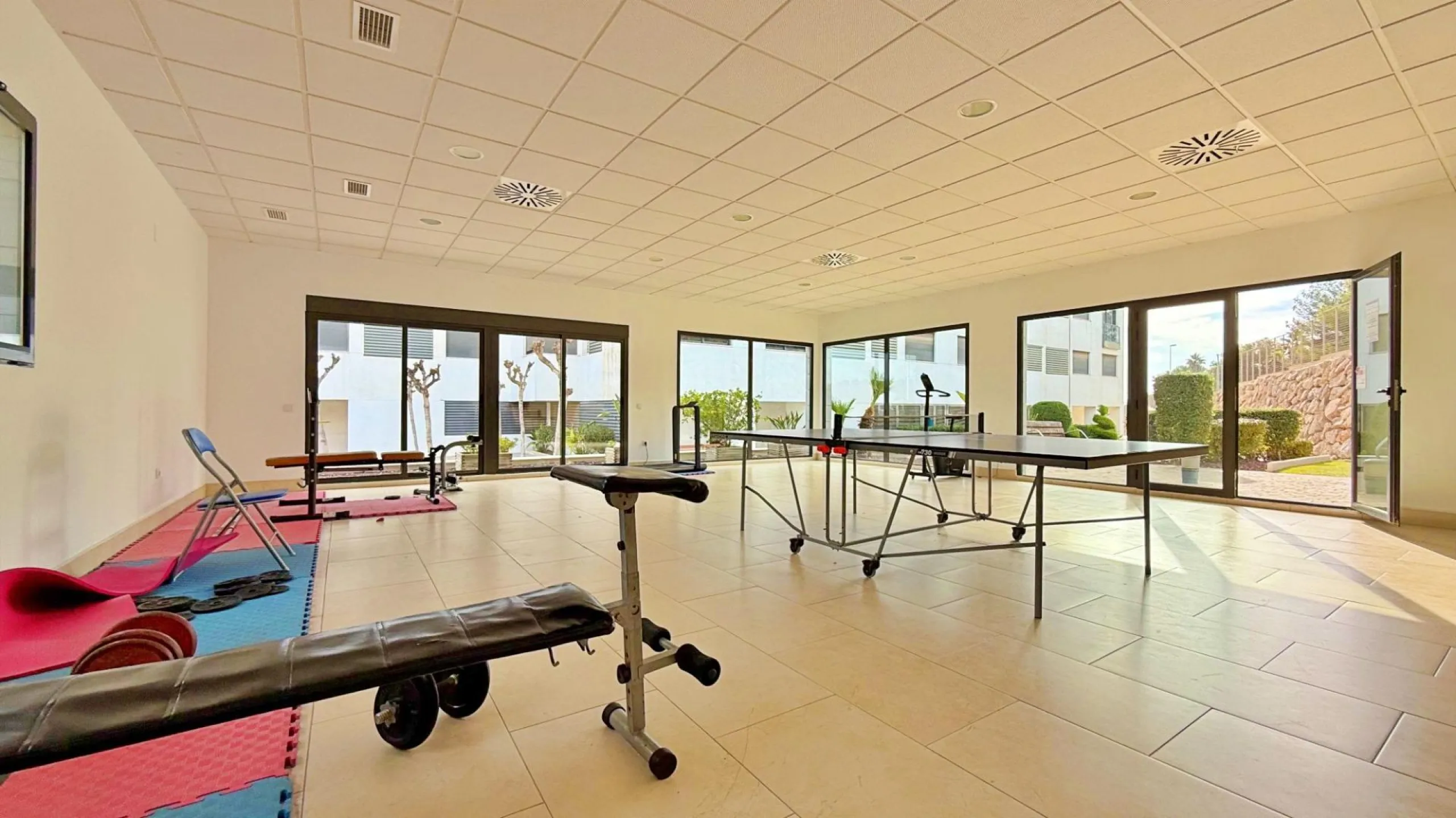 ÁTICO EN 'LOMAS DE CAMPOAMOR' CON SOLARIUM PRIVADO CON VISTAS AL MAR. GARAJE INCLUIDO, 2 DORMITORIOS Y 2 BAÑOS