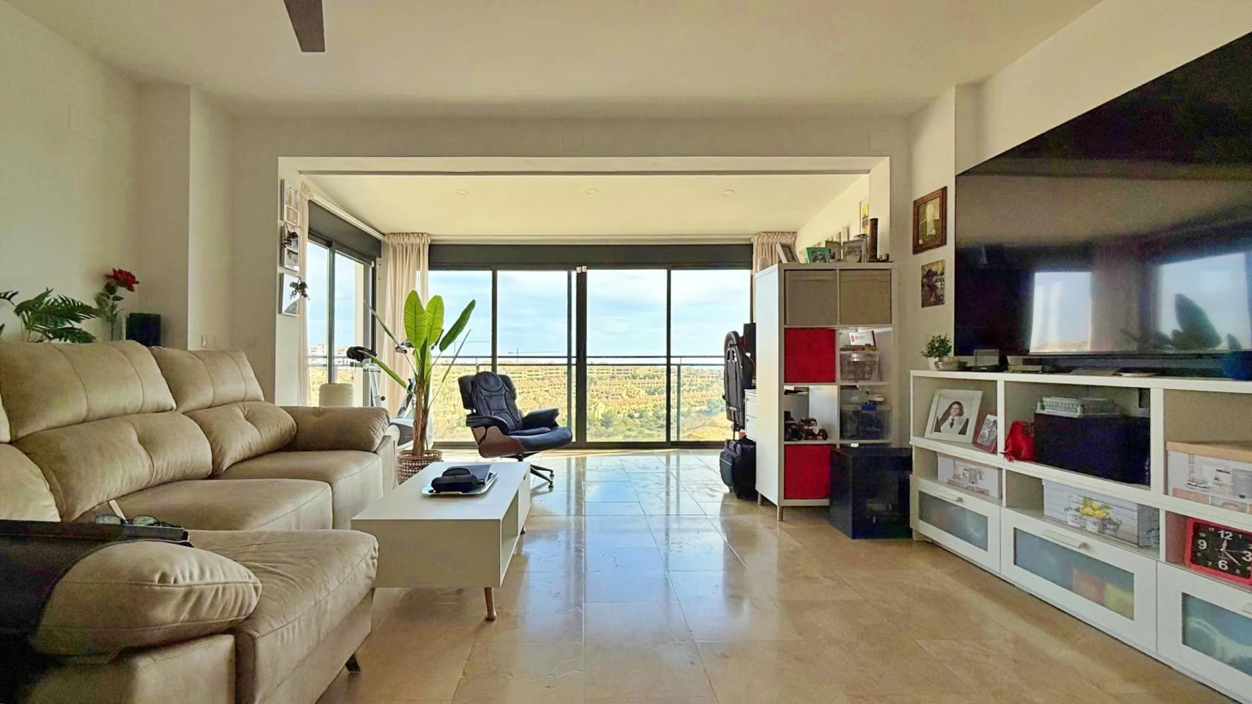 ÁTICO EN 'LOMAS DE CAMPOAMOR' CON SOLARIUM PRIVADO CON VISTAS AL MAR. GARAJE INCLUIDO, 2 DORMITORIOS Y 2 BAÑOS