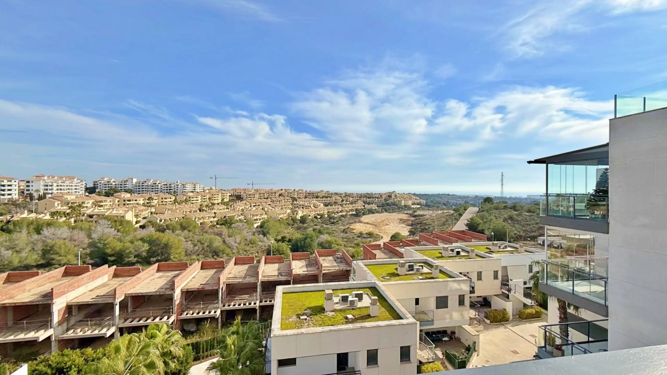 ÁTICO EN 'LOMAS DE CAMPOAMOR' CON SOLARIUM PRIVADO CON VISTAS AL MAR. GARAJE INCLUIDO, 2 DORMITORIOS Y 2 BAÑOS