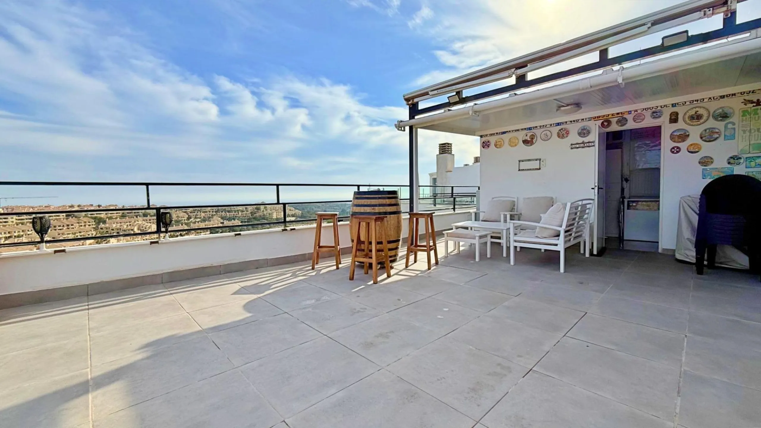 ÁTICO EN 'LOMAS DE CAMPOAMOR' CON SOLARIUM PRIVADO CON VISTAS AL MAR. GARAJE INCLUIDO, 2 DORMITORIOS Y 2 BAÑOS