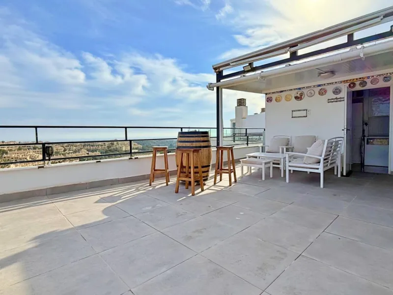 ÁTICO EN 'LOMAS DE CAMPOAMOR' CON SOLARIUM PRIVADO CON VISTAS AL MAR. GARAJE INCLUIDO, 2 DORMITORIOS Y 2 BAÑOS