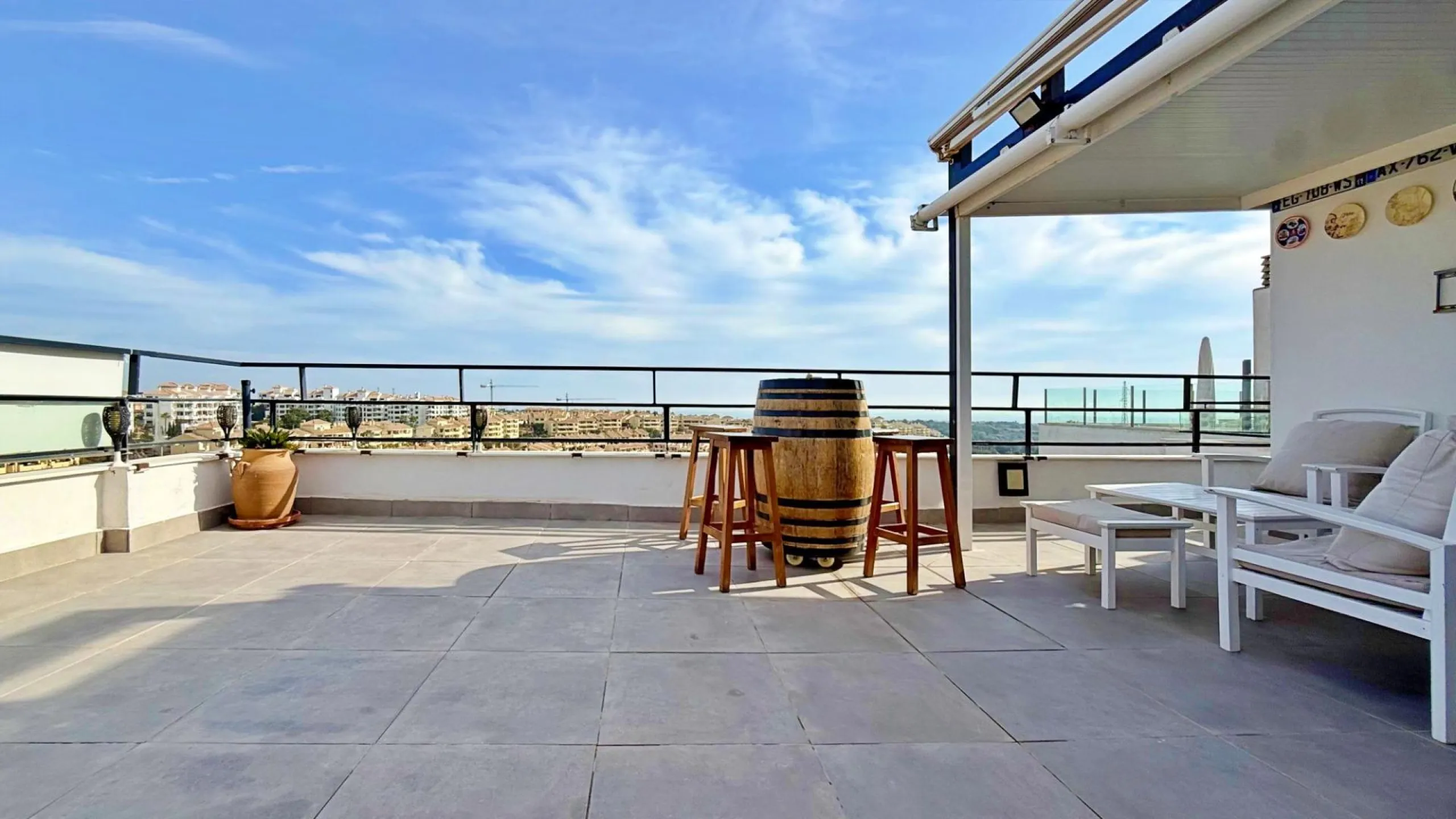 ÁTICO EN 'LOMAS DE CAMPOAMOR' CON SOLARIUM PRIVADO CON VISTAS AL MAR. GARAJE INCLUIDO, 2 DORMITORIOS Y 2 BAÑOS