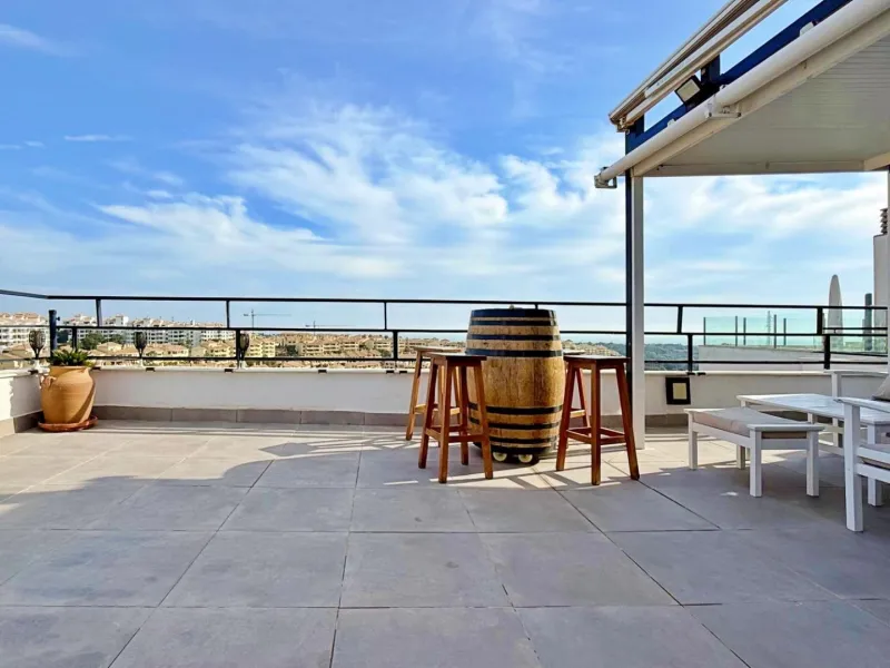 ÁTICO EN 'LOMAS DE CAMPOAMOR' CON SOLARIUM PRIVADO CON VISTAS AL MAR. GARAJE INCLUIDO, 2 DORMITORIOS Y 2 BAÑOS