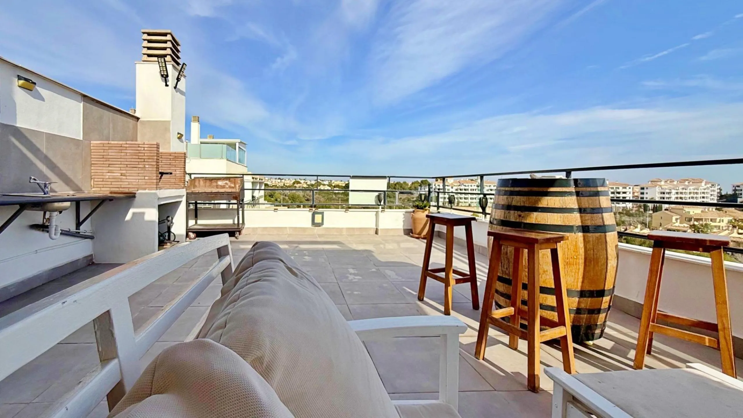 ÁTICO EN 'LOMAS DE CAMPOAMOR' CON SOLARIUM PRIVADO CON VISTAS AL MAR. GARAJE INCLUIDO, 2 DORMITORIOS Y 2 BAÑOS