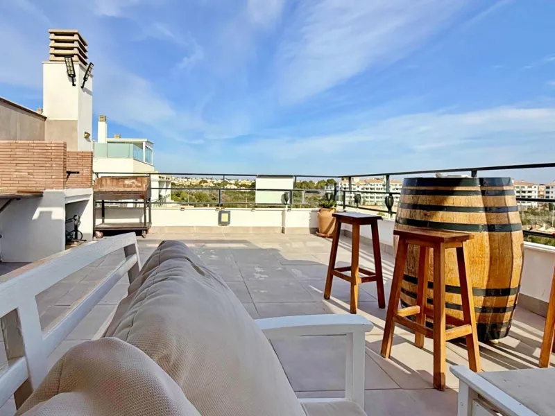 ÁTICO EN 'LOMAS DE CAMPOAMOR' CON SOLARIUM PRIVADO CON VISTAS AL MAR. GARAJE INCLUIDO, 2 DORMITORIOS Y 2 BAÑOS