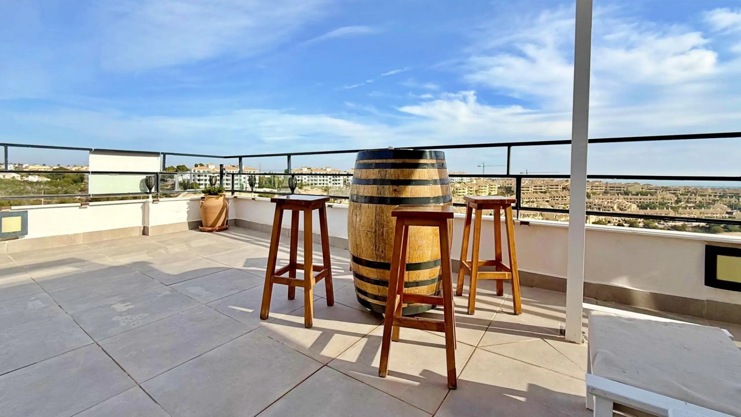 ÁTICO EN 'LOMAS DE CAMPOAMOR' CON SOLARIUM PRIVADO CON VISTAS AL MAR. GARAJE INCLUIDO, 2 DORMITORIOS Y 2 BAÑOS